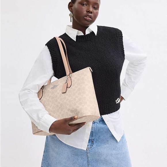 Gallery Tote Bag In Signature Canvas - Picture 2 of 5